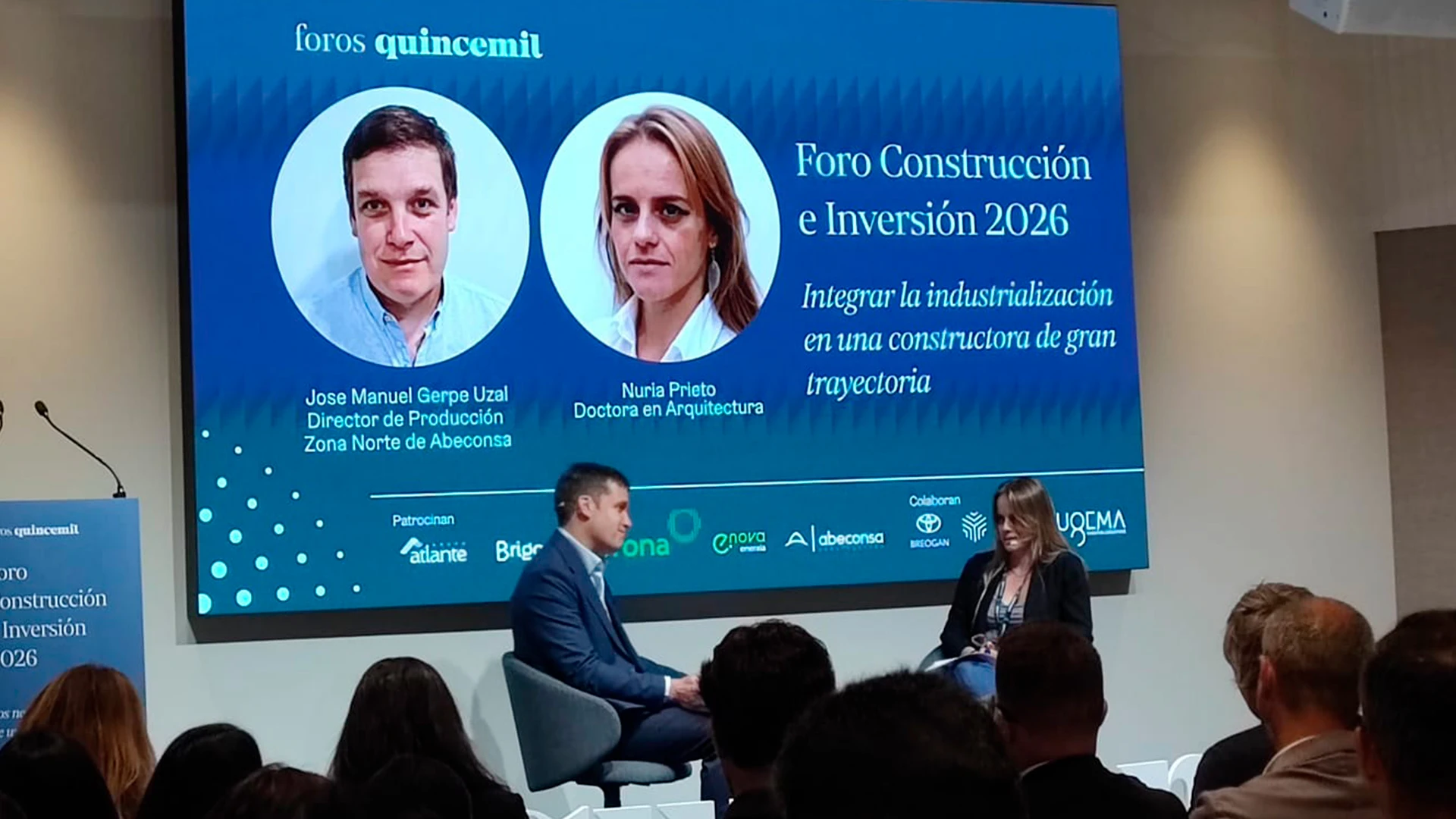 Fotografía de José Manuel Gerpe y Nuria Prieto en el Foro Construcción e Inversión 2026.